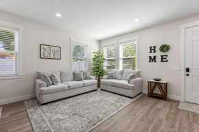 Beautifully Updated Spacious Modern Oasis, Davenport